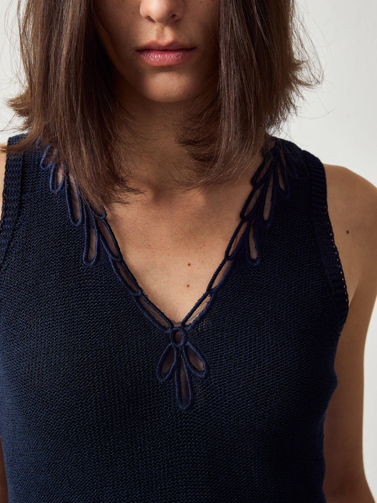 CUBIC Paperfeel V-Neck Tank Top